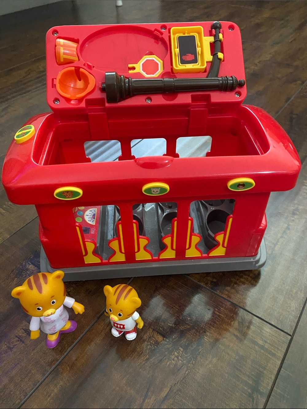 Daniel Tiger Neighborhood Moving Talking deluxe Trolley With 2